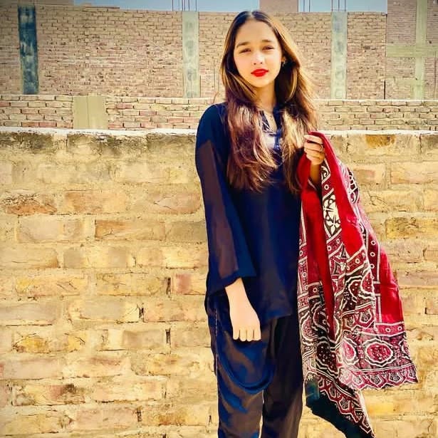 Beautiful girls dp for whatsapp